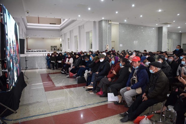 H&agrave;ng trăm bị hại c&oacute; mặt tại T&ograve;a để đ&ograve;i c&ocirc;ng bằng cho m&igrave;nh