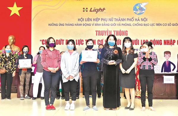 Đồng ch&iacute; Nguyễn Thị Thu Thủy trao giải Nhất cuộc thi Rung chu&ocirc;ng v&agrave;ng về t&igrave;m hiểu kiến thức ph&aacute;p luật vềph&ograve;ng, chống bạo lực, x&acirc;m hại phụ nữ, trẻ em cho Đội nữ LĐNC phường Ph&uacute;c T&acirc;n, quận Ho&agrave;n Kiếm