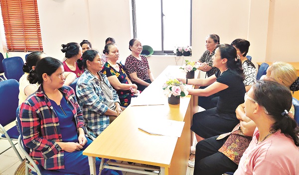 Một buổi sinh hoạt CLB nữ lao động nhập cư tại phường Ph&uacute;c X&aacute;, quận Ba Đ&igrave;nh