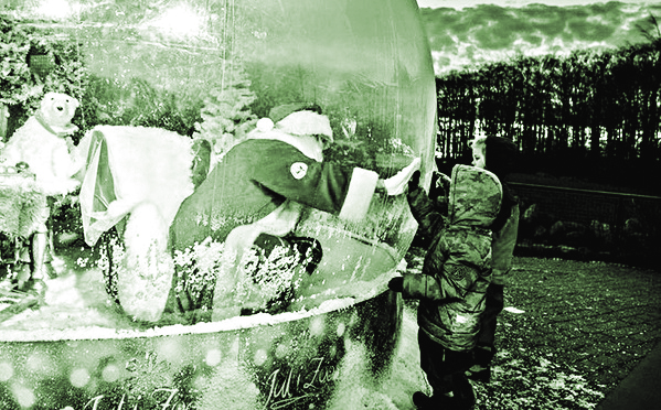 Ông già Noel ngồi trongbong bóng gặp gỡ các em nhỏtại Vườn thú Aalborg(Đan Mạch)