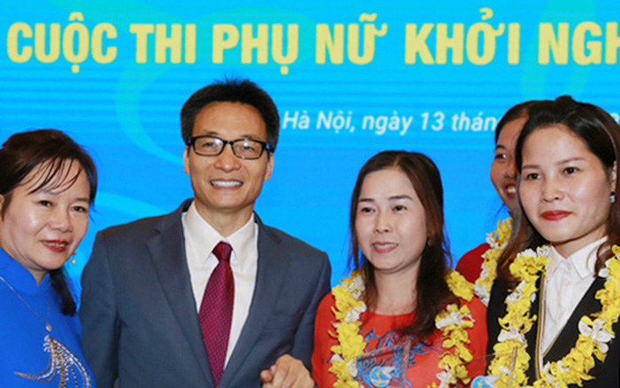 Ph&oacute; Thủ tướng Vũ Đức Đam v&agrave; c&aacute;c c&aacute; nh&acirc;n được vinh danh tại Cuộc thi Phụ nữ khởi nghiệp năm 2020. Ảnh: TTTT