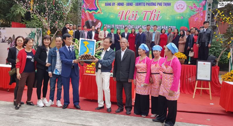 Người tr&uacute;ng đấu gi&aacute; nhận b&agrave;n giao m&acirc;m b&aacute;nh trị gi&aacute; 22 triệu đồng từ BTC