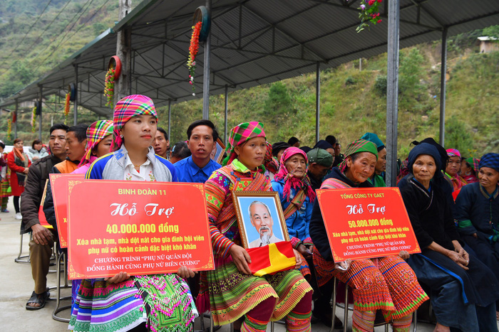 4 hộ phụ nữ c&oacute; ho&agrave;n cảnh đặc biệt kh&oacute; khăn tại x&atilde; Th&egrave;n Chu Ph&igrave;n (Ho&agrave;ng Su Ph&igrave;, H&agrave; giang) được trao v&agrave; gắn biển M&aacute;i ấm t&igrave;nh thương. Ảnh: Lan Hương