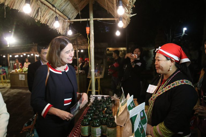 Chị Tẩn Tả Mẩy (Gi&aacute;m đốc Hợp t&aacute;c x&atilde; Cộng đồng Dao Đỏ bản Tả Ph&igrave;n, Sa Pa, L&agrave;o Cai) gặp b&agrave; Robyn Mudie, Đại sứ Australia tại Việt Nam tại sự kiện Từ bản l&agrave;ng đến Thị trường của dự &aacute;n GREAT (