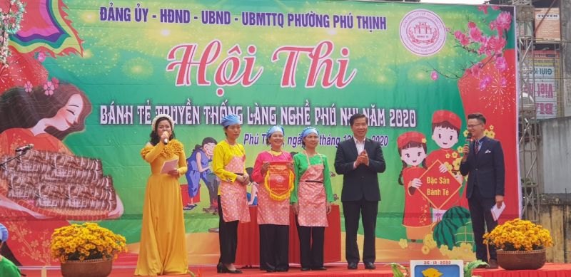 Chủ tịch UBND thị x&atilde; Sơn T&acirc;y Nguyễn Huy Kh&aacute;nh trao giải nhất cho đội Ph&uacute; Nhi 3