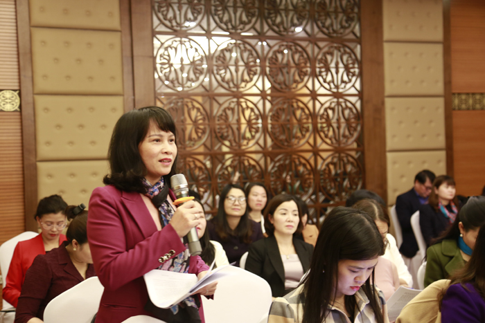 B&agrave; Nguyễn Thị Vinh, Chủ tịch Hội LHPN tỉnh Quảng Ninh ph&aacute;t biểu &yacute; kiến tại thảo luận tổ