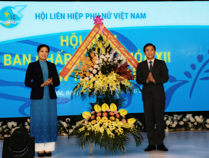 Chủ tịch Hội H&agrave; Thị Nga nhận lẵng hoa của B&iacute; thư Tỉnh ủy Thanh H&oacute;a Đỗ Trọng Hưng tặng ch&uacute;c mừng Hội nghị
