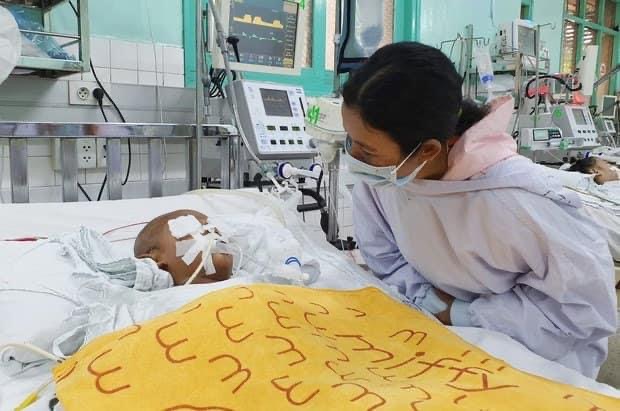 Cháu bé đang cấp cứu tại bệnh viện