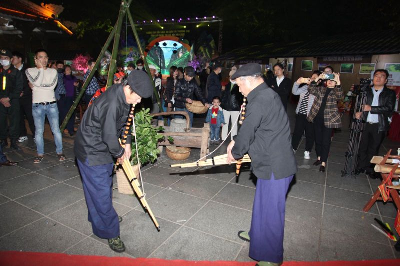 Nghệ nh&acirc;n biểu diễn kh&egrave;n