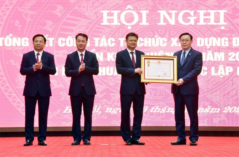 B&iacute; thư Th&agrave;nh ủy Vương Đ&igrave;nh Huệ trao Hu&acirc;n chương Độc lập hạng Nh&igrave; cho Ban Tổ chức Th&agrave;nh ủy H&agrave; Nội.