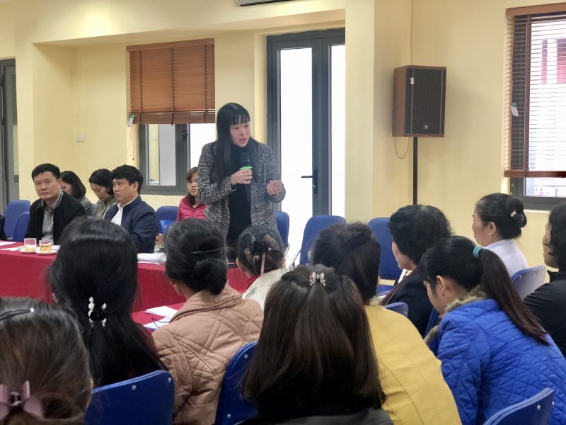 Đại diện C&ocirc;ng ty nước số 3 H&agrave; Nội giải đ&aacute;p v&agrave; hỗ trợ th&aacute;o gỡ kh&oacute; khăn cho nữ lao động nhập cư