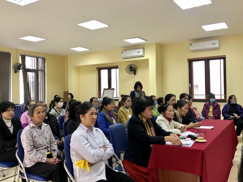 Nữ lao động nhập cư lắng nghe phổ biến c&aacute;c bất cập c&ograve;n g&acirc;y trở ngại c&ugrave;ng c&aacute;c ch&iacute;nh s&aacute;ch của Nh&agrave; nước hỗ trợ c&aacute;c chị em