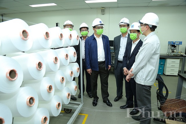 Tổng gi&aacute;m đốc PetroVietnam L&ecirc; Mạnh H&ugrave;ng kiểm tra  hoạt động SXKD tại nh&agrave; m&aacute;y xơ sợi Đ&igrave;nh Vũ -VNPOLY (Hải Ph&ograve;ng).