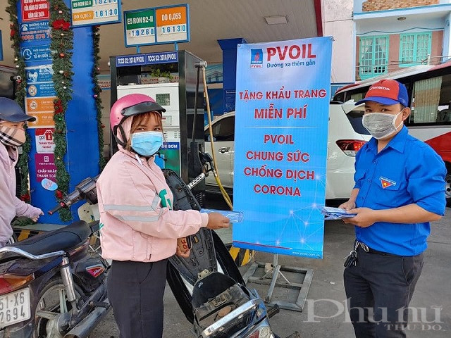 Nhân viên PVOIL phát tặng khẩu trang miễn phí phòng chống dịch Covid-19.