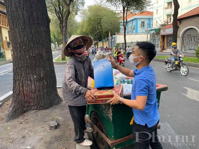 Petrosetco trao quà hỗ trợ cho người nghèo.