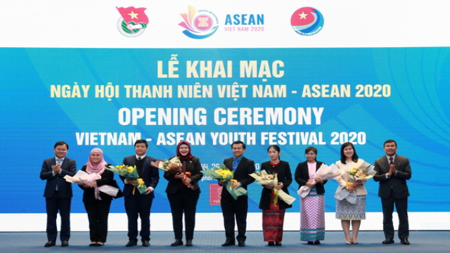 Đại diện Đại sứ qu&aacute;n c&aacute;c nước ASEAN tại ng&agrave;y hội.