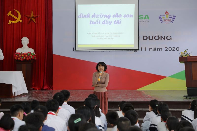 Thạc sỹ Bác sỹ CKII Diêm Thị Thanh Thủy, Trưởng Khoa Khám Dinh Dưỡng, BV Phụ Sản Hà Nội trang bị kiến thức dinh dưỡng cho các em học sinh Trường Xã Đàn ngày 6/11/2020