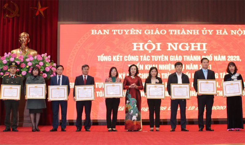 Nhiều tập thể, cá nhân được trao tặng bằng khen trong công tác tuyên giáo Nhiều tập thể, cá nhân được trao tặng bằng khen trong công tác tuyên giáo
