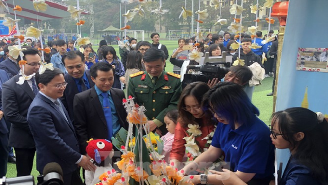 C&aacute;c đại biểu tham quan hội trại của thanh ni&ecirc;n c&aacute;c nước ASEAN trong khu&ocirc;n khổ ng&agrave;y hội.