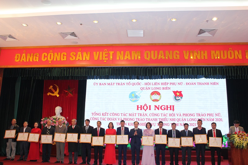 Đường Ho&agrave;i Nam - TUV, B&iacute; thư quận ủy Long Bi&ecirc;n trao thưởng cho c&aacute;c tập thể MTTQ c&aacute;c phường c&oacute; th&agrave;nh t&iacute;ch xuất sắc trong c&ocirc;ng t&aacute;c MTTQ năm 2020