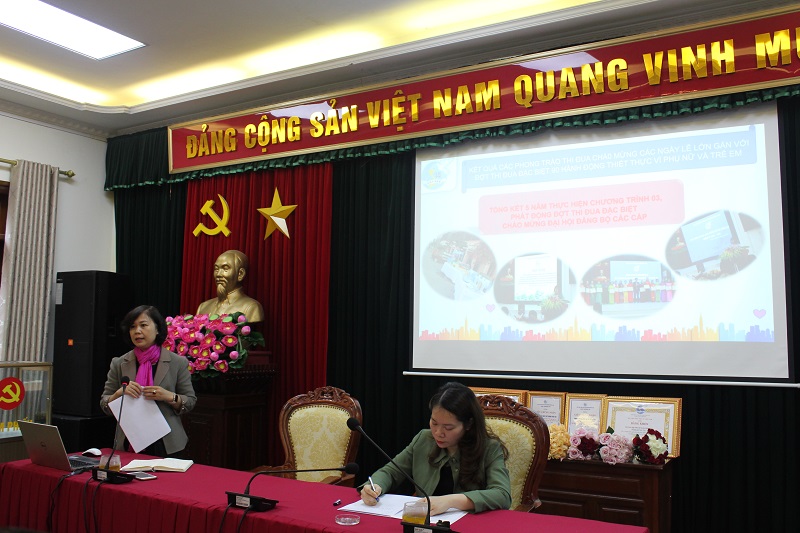 Đồng chí Ngô Thị Thúy Hằng - Phó Chủ tịch Hội LHPN huyện Đông Anh báo cáo những kết quả nổi bật của Hội trong năm 2020