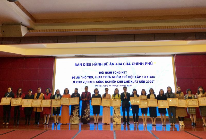 Phó Chủ tịch Hội LHPN Hà Nội Lê Thị Thiên Hương đại diện Hội LHPN Hà Nội nhận Bằng khen do Hội LHPN Việt Nam trao tặng