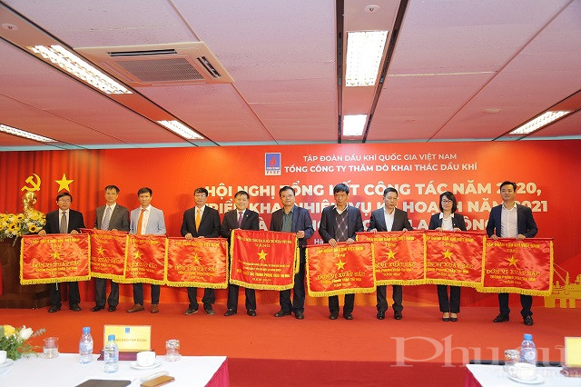 Vinh danh c&aacute;c tập thể v&agrave; c&aacute; nh&acirc;n xuất sắc.