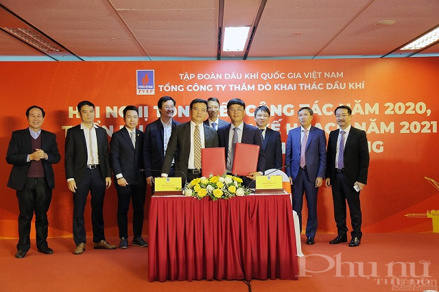 Tổng Gi&aacute;m đốc v&agrave; Chủ tịch C&ocirc;ng Đo&agrave;n PVEP k&yacute; kết Thoả ước Lao động tập thể.