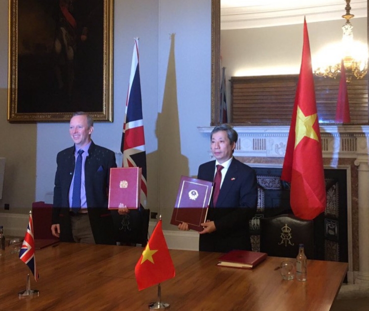 Đại sứ hai nước k&yacute; tại Anh