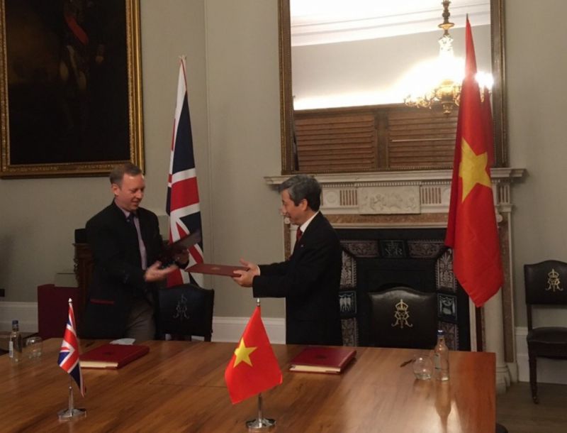 Đại sứ hai nước trực tiếp k&yacute; tại Anh