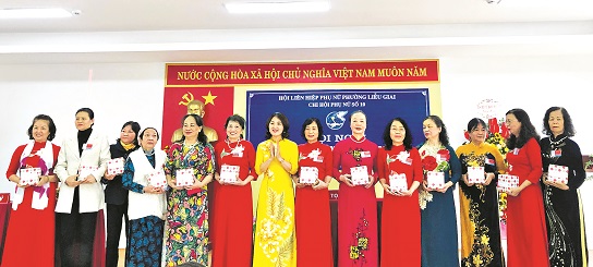 Đồng ch&iacute; Nghi&ecirc;m Th&uacute;y Trang, Chủ tịch Hội LHPN phường Liễu Giai tặng qu&agrave; tri &acirc;n c&aacute;n bộ, hội vi&ecirc;n Chi hội 10 c&oacute; nhiều đ&oacute;ng g&oacute;p trong c&ocirc;ng t&aacute;c Hội nhiệm kỳ 2016 - 2021