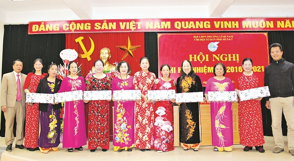 C&aacute;c đồng ch&iacute; l&atilde;nh đạo Hội PN quận, phường v&agrave; cơ sở tặng qu&agrave; cho c&aacute;n bộ hội vi&ecirc;n c&oacute; th&agrave;nh t&iacute;ch trong c&ocirc;ng t&aacute;c Hội nhiệm kỳ 2016 -2021