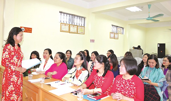 Hội LHPN quận Ho&agrave;ng Mai tiến h&agrave;nh r&uacute;t kinh nghiệm ngay sau th&agrave;nh c&ocirc;ng hội nghị để triển khai tiếp c&aacute;c đơn vị c&ograve;n lại