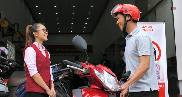 Tinh thần &ldquo;Kh&aacute;ch h&agrave;ng l&agrave; tr&ecirc;n hết&rdquo; gi&uacute;p Home Credit kh&ocirc;ng ngừng ho&agrave;n thiện chất lượng dịch vụ.