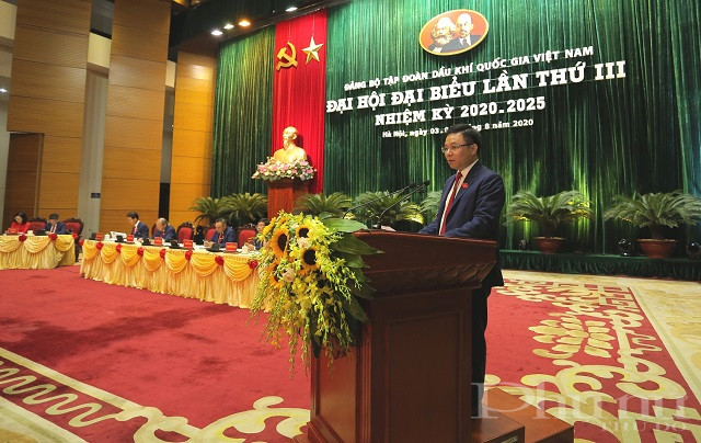 Tổng gi&aacute;m đốc Tập đo&agrave;n L&ecirc; Mạnh H&ugrave;ng tr&igrave;nh b&agrave;y b&aacute;o c&aacute;o tại hội nghị.