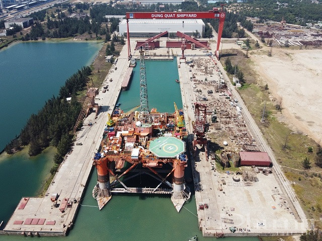 Gi&agrave;n khoan Đại H&ugrave;ng 01 trong dock của DQS.