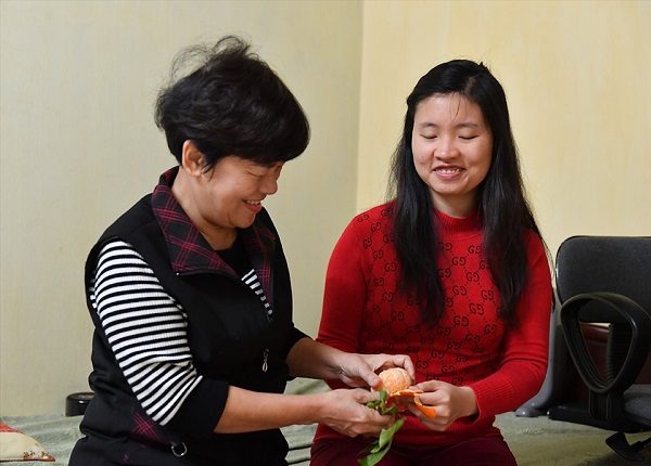 Chị Nguyễn Thị Hạnh luôn chăm sóc cô con gái xinh xắn, đáng yêu