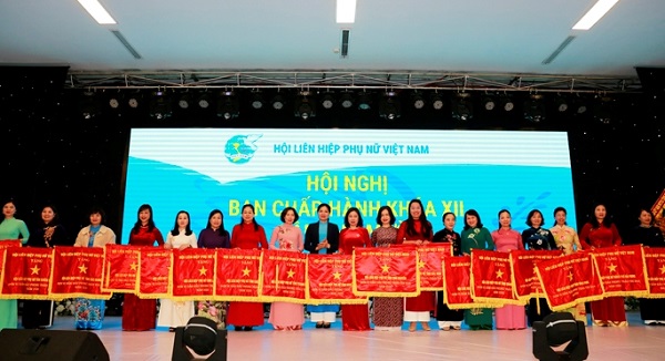 Đồng ch&iacute; H&agrave; Thị Nga - Chủ tịch Hội LHPN Việt Nam v&agrave; đồng ch&iacute; Ho&agrave;ng Thị &Aacute;i Nhi&ecirc;n - Ph&oacute; Chủ tịch Thường trực Hội LHPN Việt Nam tặng Cờ thi đua cho Hội LHPN c&aacute;c tỉnh, TP đạt th&agrave;nh t&iacute;ch xuất sắc trong c&ocirc;ng t&aacute;c Hội v&agrave; phong tr&agrave;o phụ nữ năm 2020.