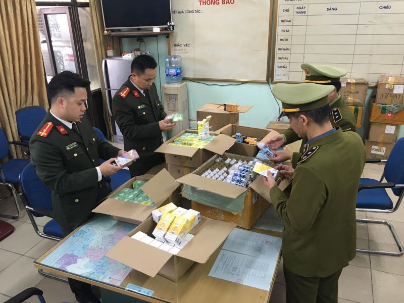 Cơ quan chức năng đang kiểm tra c&aacute;c sản phẩm linh kiện thuốc l&aacute; điện tử