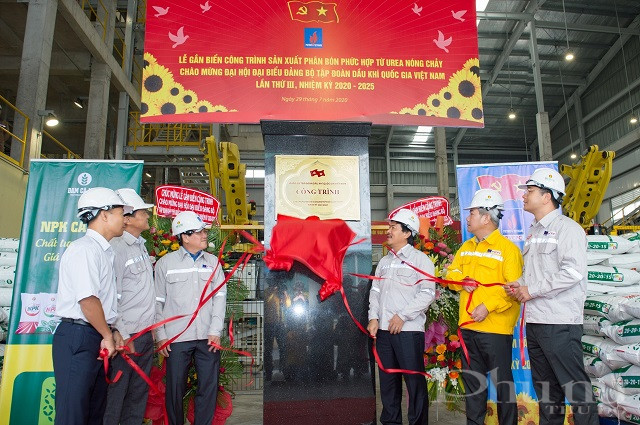 C&ocirc;ng tr&igrave;nh về đ&iacute;ch ch&agrave;o mừng Đại hội Đảng bộ Tập đo&agrave;n lần thứ III.