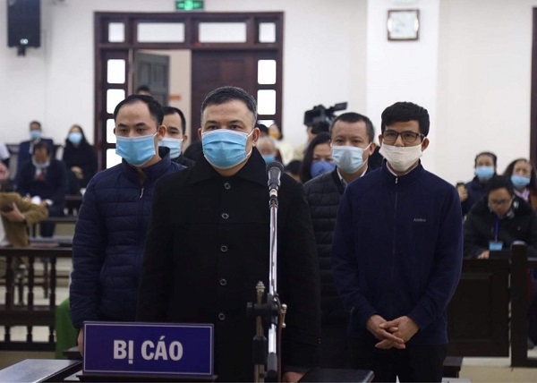 Bị cáo Lê Xuân Giang (thứ hai từ trái sang) và các bị cáo bị tuyên án tại Tòa