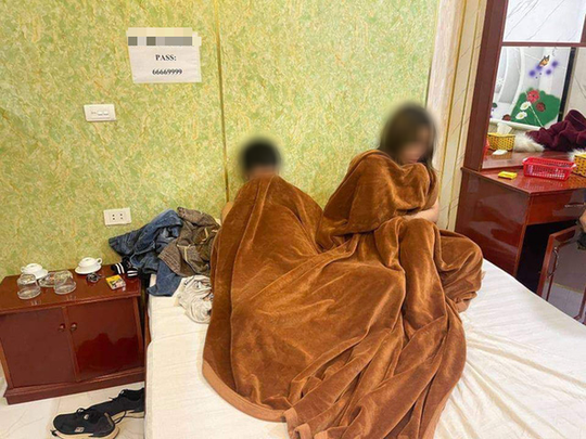 Gái bán dâm bị bắt quả tang