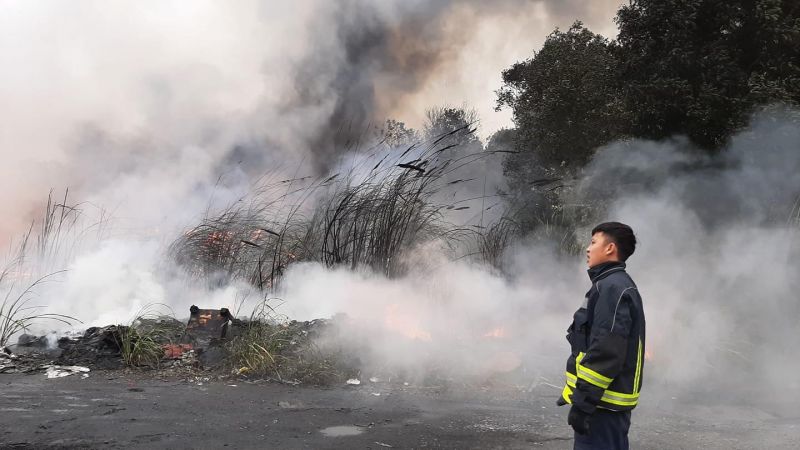 Lực lượng chức năng kịp thời c&oacute; mặt tại hiện trường để khống chế đ&aacute;m ch&aacute;y