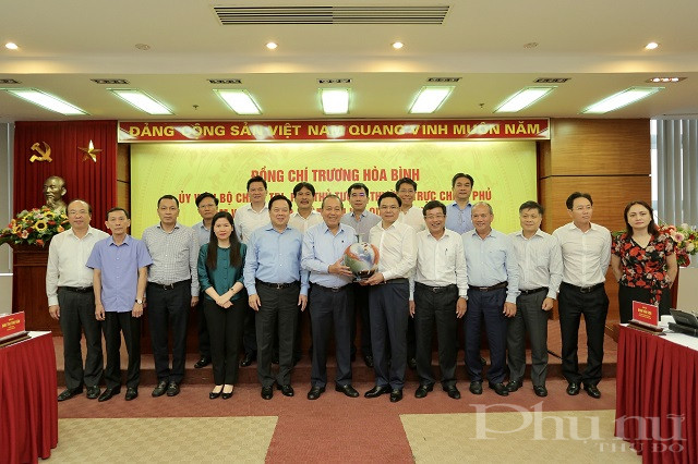 L&atilde;nh đạo PVN tặng qu&agrave; lưu niệm Ph&oacute; Thủ tướng Thường trực Trương H&ograve;a B&igrave;nh.