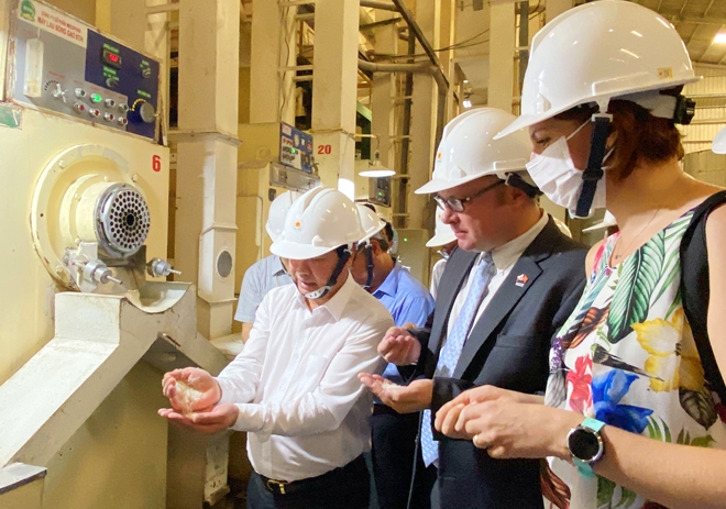 Thứ trưởng Bộ Nông nghiệp & PTNT (áo trắng) thăm nhà máy sản xuất gạo Lộc Trời
