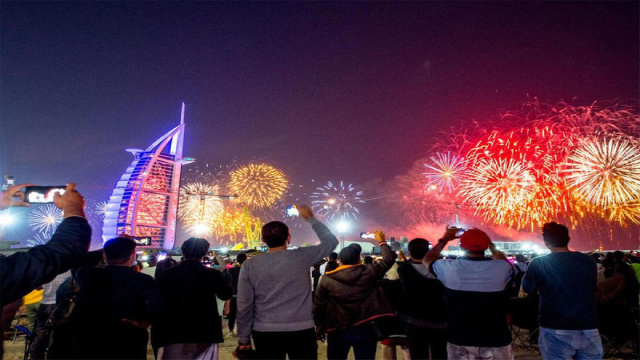 Tại một bãi biển gần khách sạn Burj Al Arab, ở Jumeirah, Dubai, nhiều người tập trung chờ bắn pháo hoa giao thừa lúc nửa đêm.