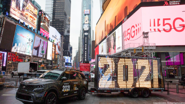 Năm nay, quảng trường Thời đại tại New York, Mỹ không còn cảnh đông nghẹt người như mọi năm do tình hình dịch bệnh diễn biến phức tạp.