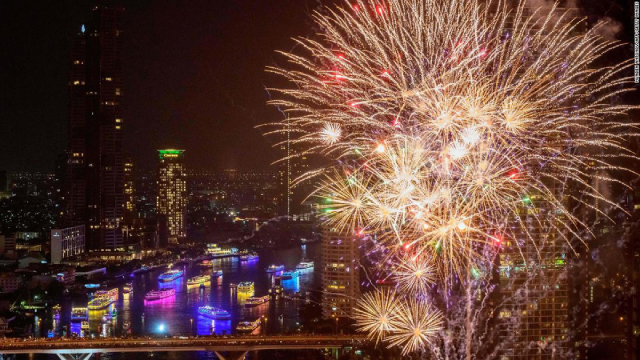 Dù vẫn đang phải trải qua đợt bùng phát dịch bệnh mới, Bangkok, Thái Lan vẫn tổ chức bắn pháo hoa đón năm mới trên sông Chao Phraya nhưng người dân được yêu cầu theo dõi qua truyền hình và không tập trung đông người.