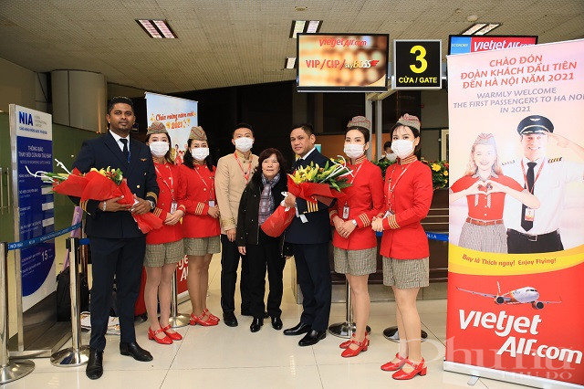 Chủ tịch HĐQT Vietjet Nguyễn Thanh Hà tặng hoa cho tổ bay đầu tiên thực hiện nhiệm vụ năm 2021.