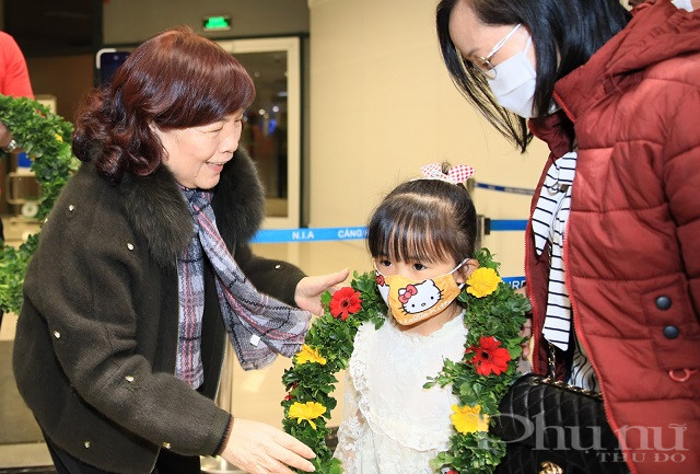 Những vòng hoa tươi thắm là lời chúc may mắn xuất hành đầu năm.